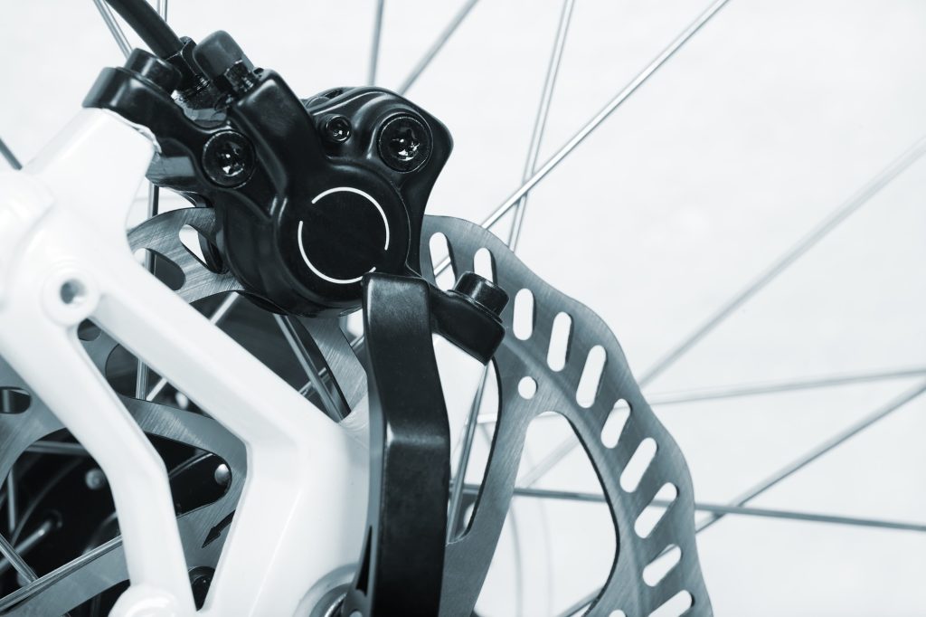 Consejos para hacer una ruta de carretera en bicicleta 11 detalle bicicleta montana blanco Consejos para hacer una ruta de carretera en bicicleta